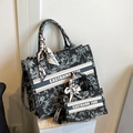 Set borsa tote in tela floreale nera con tracolla logo e sciarpa decorativa - Grande / Nero