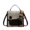 Schicke Handtasche aus Canvas und Leder mit süßem Hasenanhänger auf weißem Hintergrund - Mit Anhänger / Gebrochenes Weiß