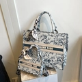 Set di borse tote in tela con ricamo floreale blu e bianco, lettere e foulard in seta - Grande / Blu