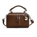 Sac Boston marron en cuir texturé avec poignées, breloque argentée et bandoulière - Marron