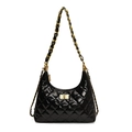 Bolso hobo acolchado de cuero negro brillante con cadena dorada y cierre de giro - Negro