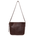 Bolso tipo cubo marrón vintage en cuero texturizado con correa sobre fondo blanco - Marrón