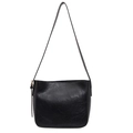 Bolso tipo cubo vintage en cuero negro con textura arrugada y detalles de borlas - Negro