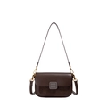 Sac bandoulière marron foncé avec rabat et boucle carrée sur fond blanc pour femme - café