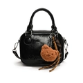 Klassische schwarze PU-Leder Handtasche mit Griff und braunem Plüschbären-Anhänger - Schwarz