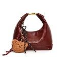 Sac hobo minimaliste en cuir verni bordeaux avec boucle dorée et breloque petit ours - Rouge