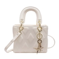 Chique beige gewatteerde crossbody tas met gouden sterbedel en handvat bovenop - Broken Wit