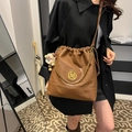 Sac seau en similicuir marron avec logo M doré et joli porte-clé alpaga en peluche - Marron avec Pendentif