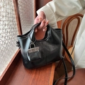 Sac bandoulière en cuir noir brillant avec détails argentés et style vintage chic - Noir