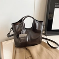 Sac bandoulière vintage en cuir souple marron foncé avec mini charm et bandoulière - Marron