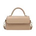 Bolso bandolera minimalista en cuero beige mate con asa y detalles dorados - Caqui