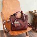 Sac bandoulière vintage rouge bordeaux avec mini porte-monnaie sur chaise en bois - Rouge