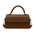 Bolso cuadrado marrón oscuro minimalista con asa superior y hebillas de metal dorado - café