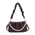 Bolso nube plisado marrón oscuro con cadena de perlas grandes y correa de cuero - Marrón
