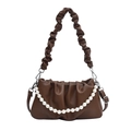 Bolso nube plisado marrón oscuro con asa fruncida y cadena de perlas blancas - Marrón