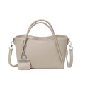 Grande borsa a secchiello in pelle beige con manico e mini charm coordinato - Sabbia