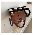 Nahaufnahme der braunen Satteltasche mit goldener Hardware und breitem Schultergurt - Braun