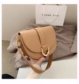Détail du sac besace marron clair avec boucle fer à cheval dorée et bandoulière - Kaki