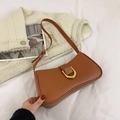 Sac sous le bras chic en similicuir marron caramel avec boucle fer à cheval dorée - Marron
