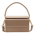 Elegante bolso de mano tipo caja en cuero beige con asa rígida y herrajes dorados - Color Té con Leche