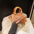 Mini sac polochon en cuir beige avec poignées jaunes et pendentif ours en peluche brun - Avec Pendentif / Marron