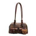 Sac Boston vintage marron avec poches avant et longues anses sur fond blanc uni - Avec Pendentif / café