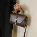 Bolso Boston retro marrón oscuro de cuero con textura vintage y cierre dorado - Marrón