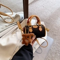 Mini sac polochon vintage en cuir noir avec poignées brunes et breloque en forme d'ours - Avec Pendentif / Marron