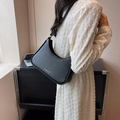 Bolso hobo negro minimalista de hombro con correa ajustable y letras artísticas blancas - Negro