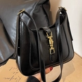 Borsa hobo nera in vernice con chiusura a pistone dorata e tracolla regolabile - Nero