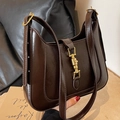 Borsa hobo vintage in ecopelle marrone scuro con fibbia in metallo dorato lucido - Marrone