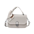 Crèmewitte geweven kleine crossbodytas met decoratieve sjaal en metalen sluiting - Broken Wit