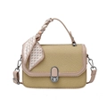 Stro geweven crossbodytas in beige en roze met decoratief sjaalhandvat en metalen draaislot - Khaki