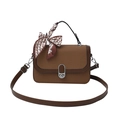 Bolso bandolera tejido marrón con pañuelo de seda y cierre giratorio plateado - Marrón