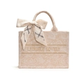 Borsa tote beige ricamata a fiori con scritta Lairuika Lovely e foulard di seta decorativo - Piccolo / Bianco Sporco