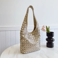 Sac hobo en cuir kaki avec des clous métalliques argentés et une bandoulière large - Kaki