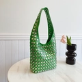 Sac hobo vert vif avec rivets argentés posé sur une table en marbre blanc - Vert