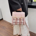 Mini mochila rosa acolchada con diseño de rombos tricolores y hebilla dorada elegante - 20x9x19 / Rosa
