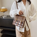 Bolso bandolera de lona Argyle marrón con correa ajustable y detalles de hebillas - 20x9x19 / Marrón