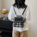 Mochila acolchada en negro y gris con correas ajustables mostrada en una modelo - 20x9x19 / Negro