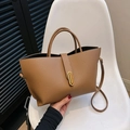 Borsa a secchiello marrone in pelle martellata con fibbia dorata e doppi manici - Marrone