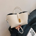 Borsa tote bianca in pelle litchi con fibbia dorata e tracolla regolabile a mano - Bianco Sporco