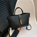 Borsa tote nera a grana litchi con doppi manici e dettaglio con serratura dorata - Nero