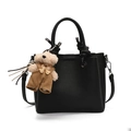 Sac à main élégant en cuir noir avec plusieurs compartiments et un joli pendentif d'ours - Avec Pendentif / Noir
