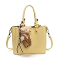 Sac seau jaune clair minimaliste en cuir grainé avec poignée nouée et charm d'ours - Avec Pendentif / Jaune