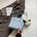 Sac seau bleu clair avec texture gaufrée, bandoulière et pendentif en peluche - Sans Pendentif / Bleu clair