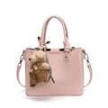 Roze bucket bag van leer met litchi-patroon, bruine beer hanger en schouderband - Met Beertje Hanger / Roze