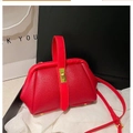 Borsa a mano rossa con motivo litchi, chiusura dorata e tracolla regolabile - Rosso