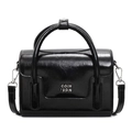 Glänzende schwarze Handtasche mit Silber-Logo und abnehmbarem Leder-Schultergurt - Schwarz