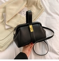 Borsa a tracolla in pelle litchi nera con chiusura a scatto in metallo dorato - Nero